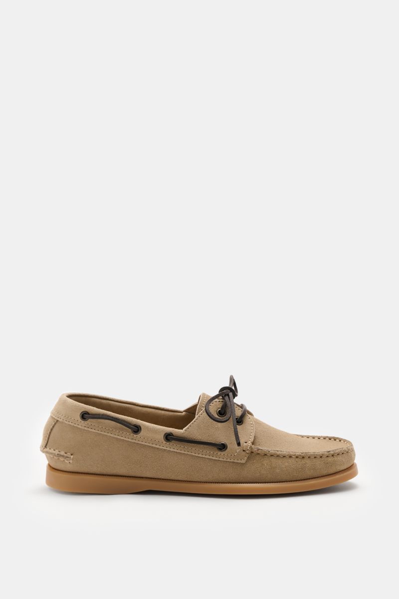 Henderson Loafer 'Freedom' beige aus geschmeidigem Veloursleder, seitlich fotografiert, mit offener Zwei-Loch-Schnürung und flexibler Gummisohle.
