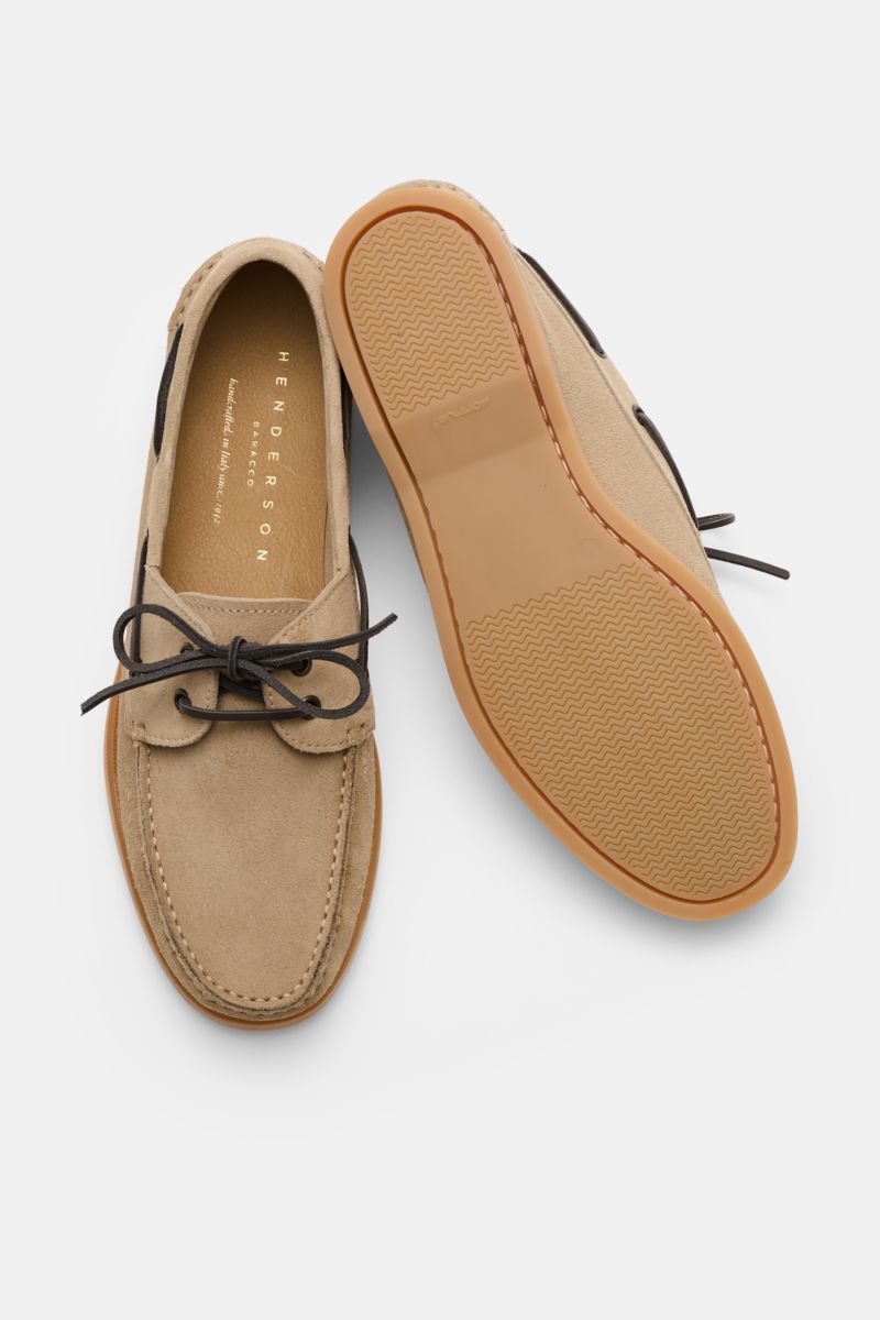 Henderson Loafer 'Freedom' beige aus Veloursleder, leicht schmal zulaufend, offene Zwei-Loch-Schnürung, flexible Gummisohle, Draufsicht von oben.