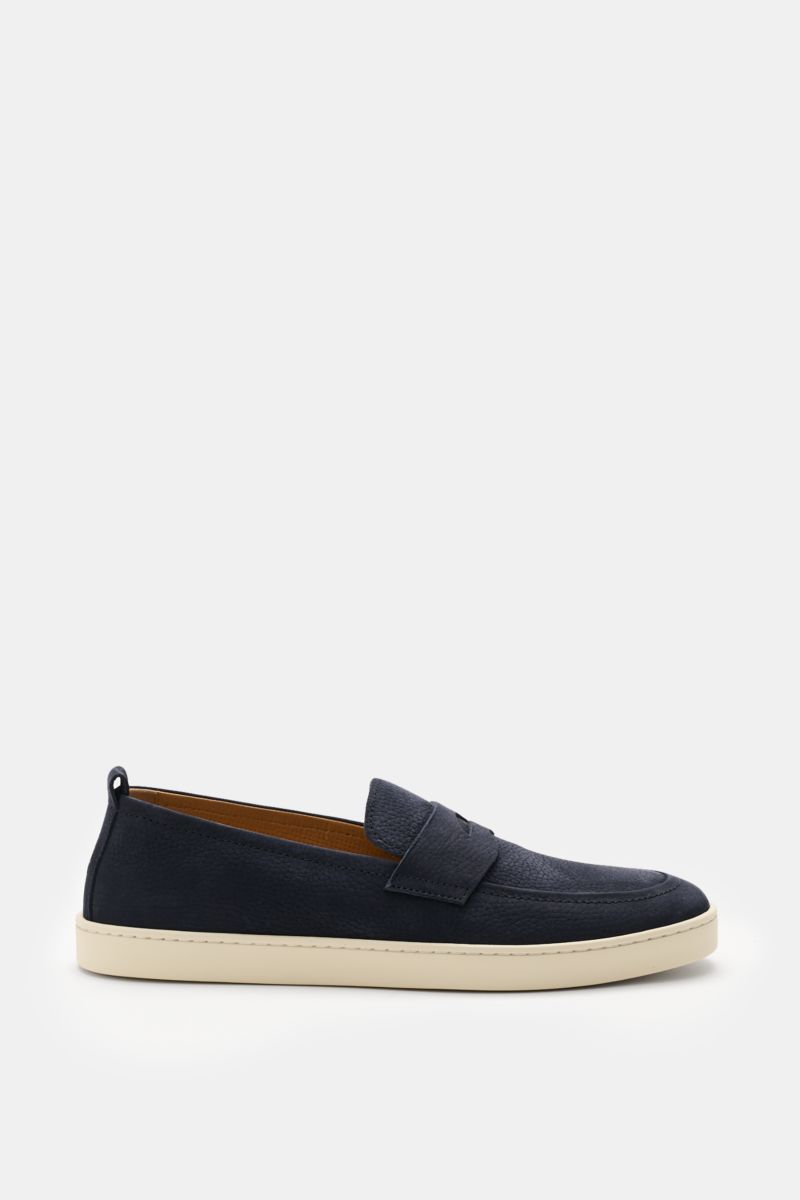 Seitliche Aufnahme des Henderson Penny Loafer 'Mentone' navy aus geschmeidigem Nubuk-Kalbsleder mit Penny-Strap, Ziernaht, ledernem Innenfutter und flexibler Gummisohle.