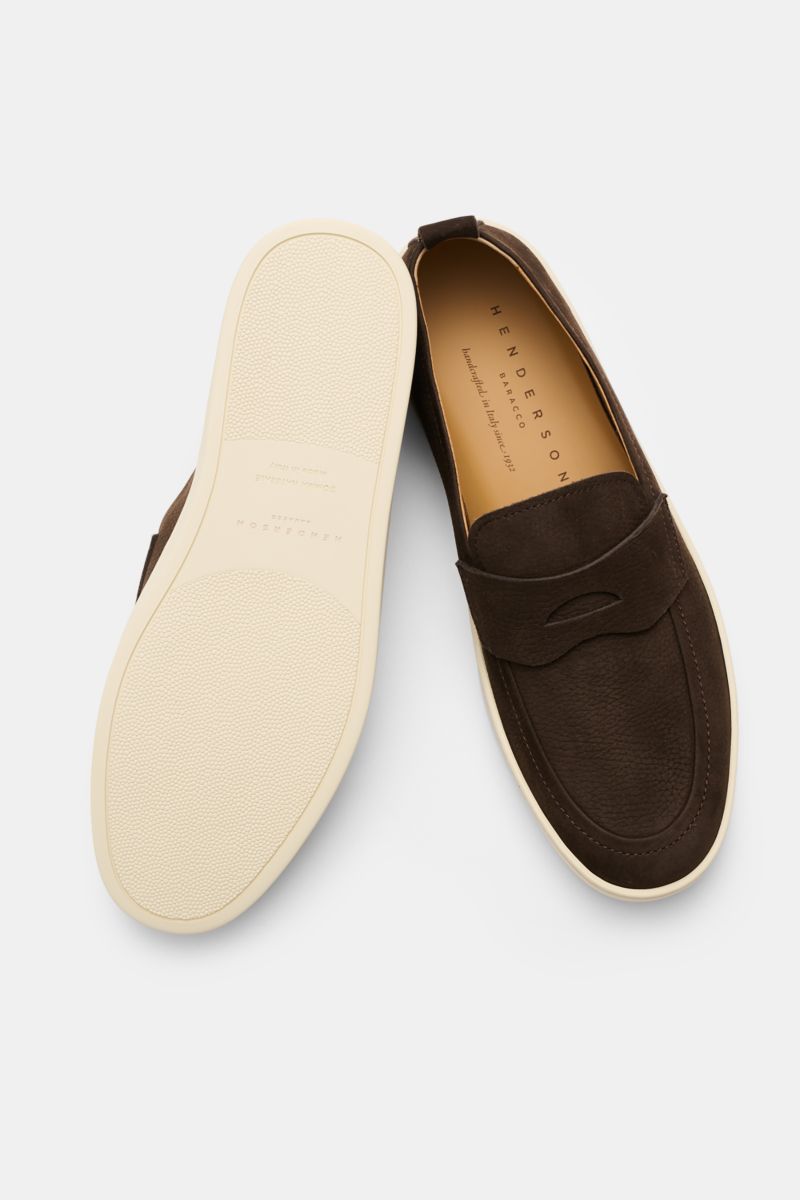 Henderson Penny Loafer 'Mentone' dunkelbraun, aus geschmeidigem Nubukleder, schmal zulaufend, mit Penny-Strap, Ziernaht, flexible Gummisohle, Ansicht von oben, Schuhsohle sichtbar.