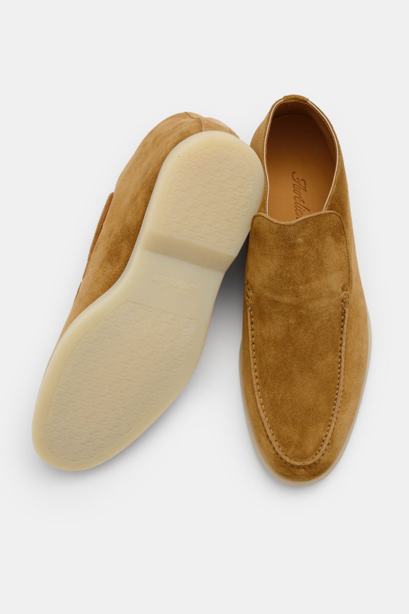 Aurélien Loafer 'City 2.0' camel, aus Veloursleder, seitlich schmal zulaufend, mit ledernem Innenfutter und rutschfester Gummisohle, von oben fotografiert.