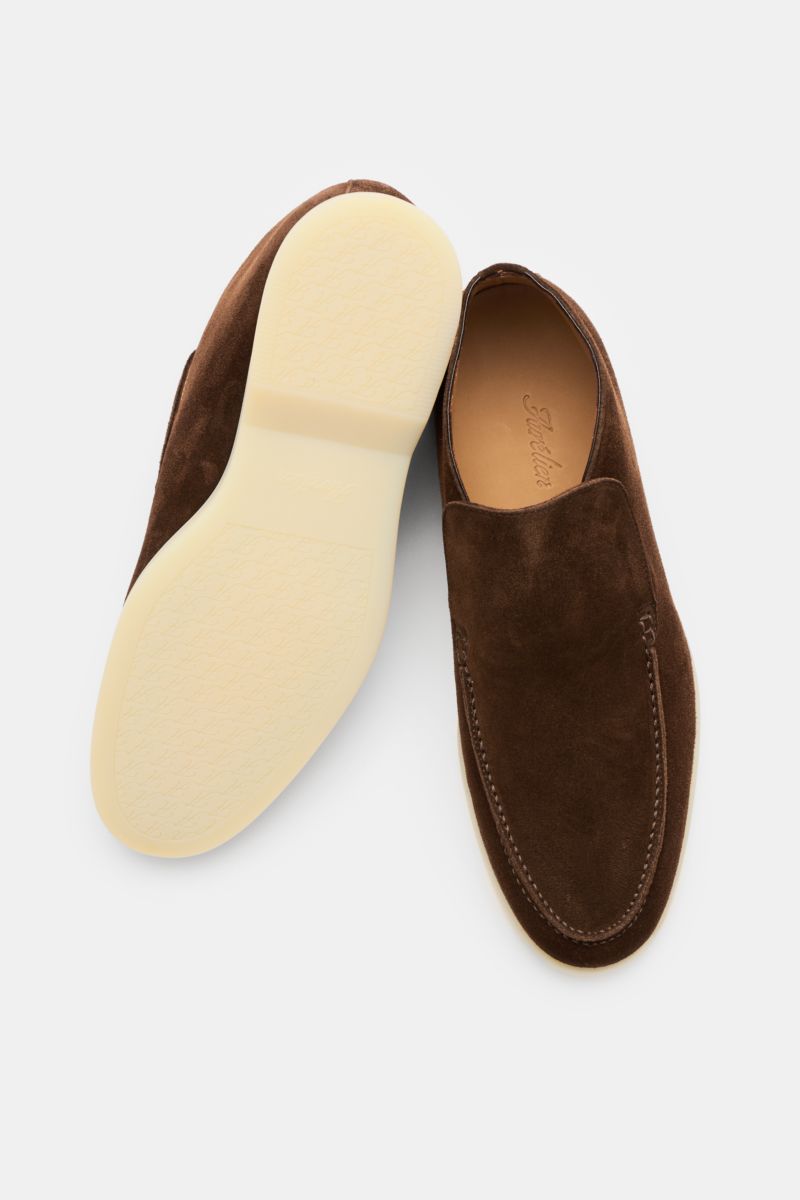 Aurélien Loafer 'City 2.0' braun aus Veloursleder, elastische Einsätze, schmal zulaufend, ledernes Innenfutter, flexible Gummisohle, Draufsicht.