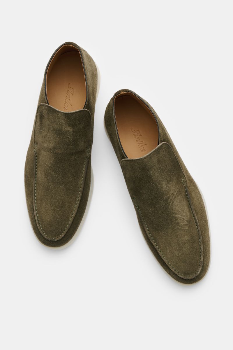 Aurélien Loafer 'City 2.0' olive aus Veloursleder, leicht schmal, ledergefüttert, flexible Gummisohle, Draufsicht, grüne Loafer.