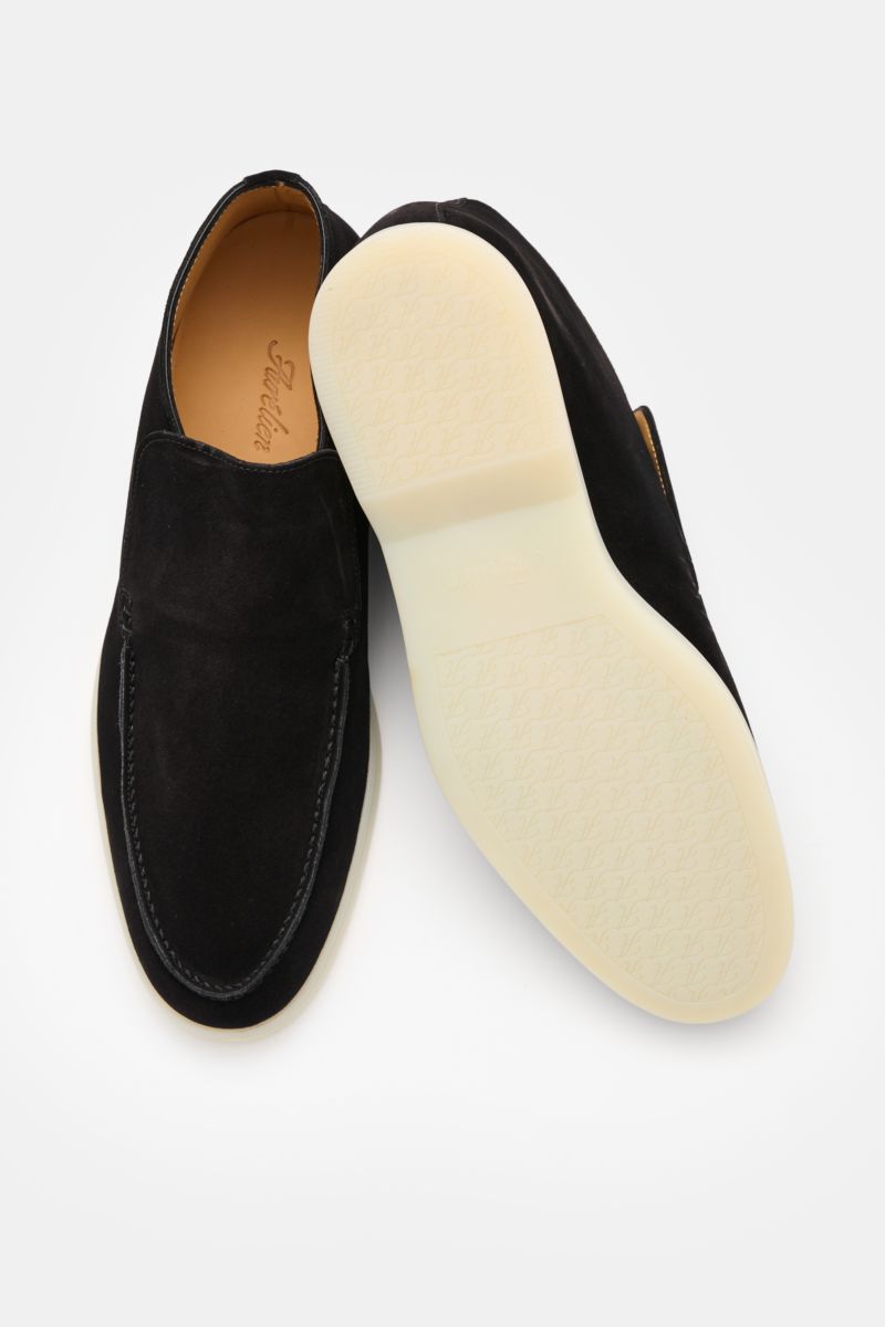 Aurélien Loafer 'City 2.0' schwarz/weiß, Veloursleder, leicht schmal zulaufend, Lederfutter, flexible Gummisohle, Front- und Sohlenperspektive.