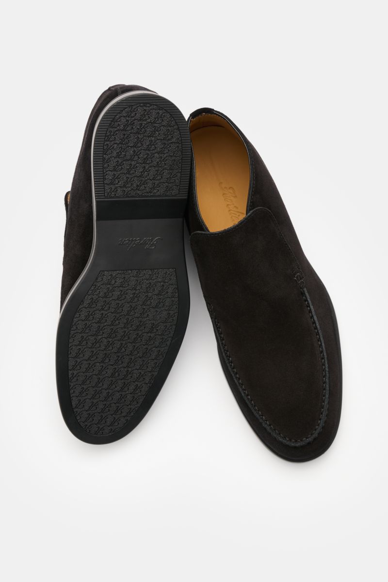 Aurélien Loafer 'City 2.0' schwarz, aus Veloursleder mit ledernem Innenfutter, flexible Gummisohle, von oben fotografiert.