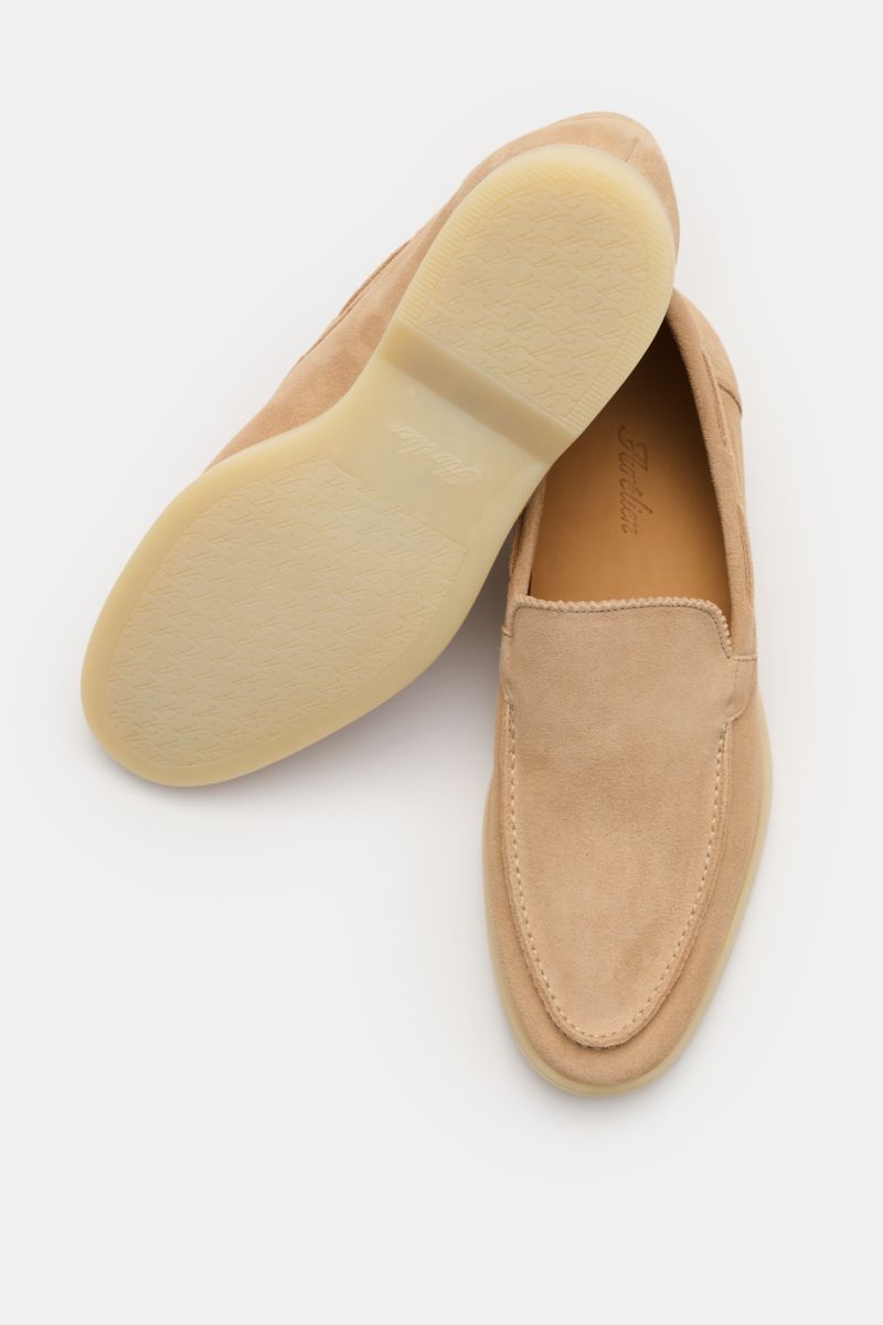 Aurélien Loafer 'Yacht 2.0' beige aus geschmeidigem Veloursleder, schmal zulaufend, handgenähte Naht, flexible Gummisohle, Ansicht von oben und unten.