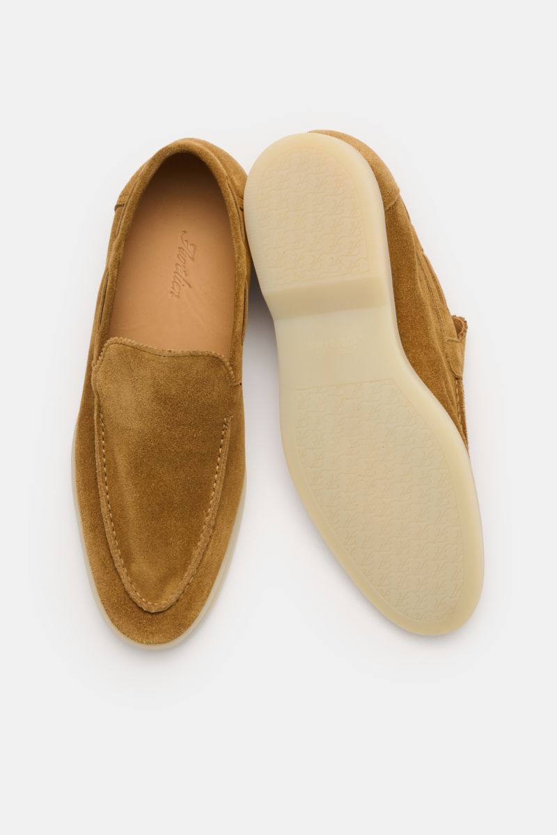 Aurélien Loafer 'Yacht 2.0' camel aus Veloursleder, schmal zulaufend, mit Zickzackrand, handgenähten Nähten, Lederfutter, flexible Gummisohle, Draufsicht.