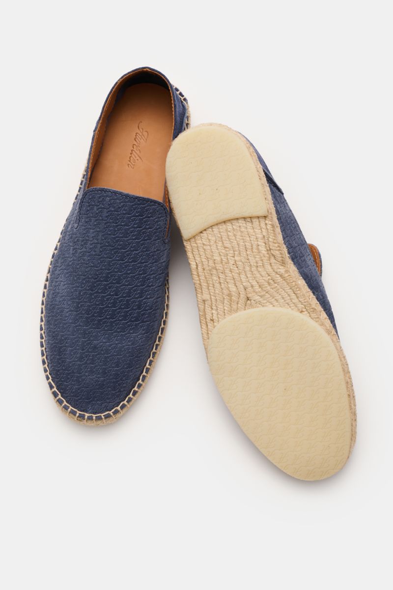Aurélien Espadrilles 'AUR1' graublau aus softem Veloursleder, schmal zulaufend, mit Logo-Prägung, Ziernaht, Umsäumung, flexible Gummisohle, Draufsicht.