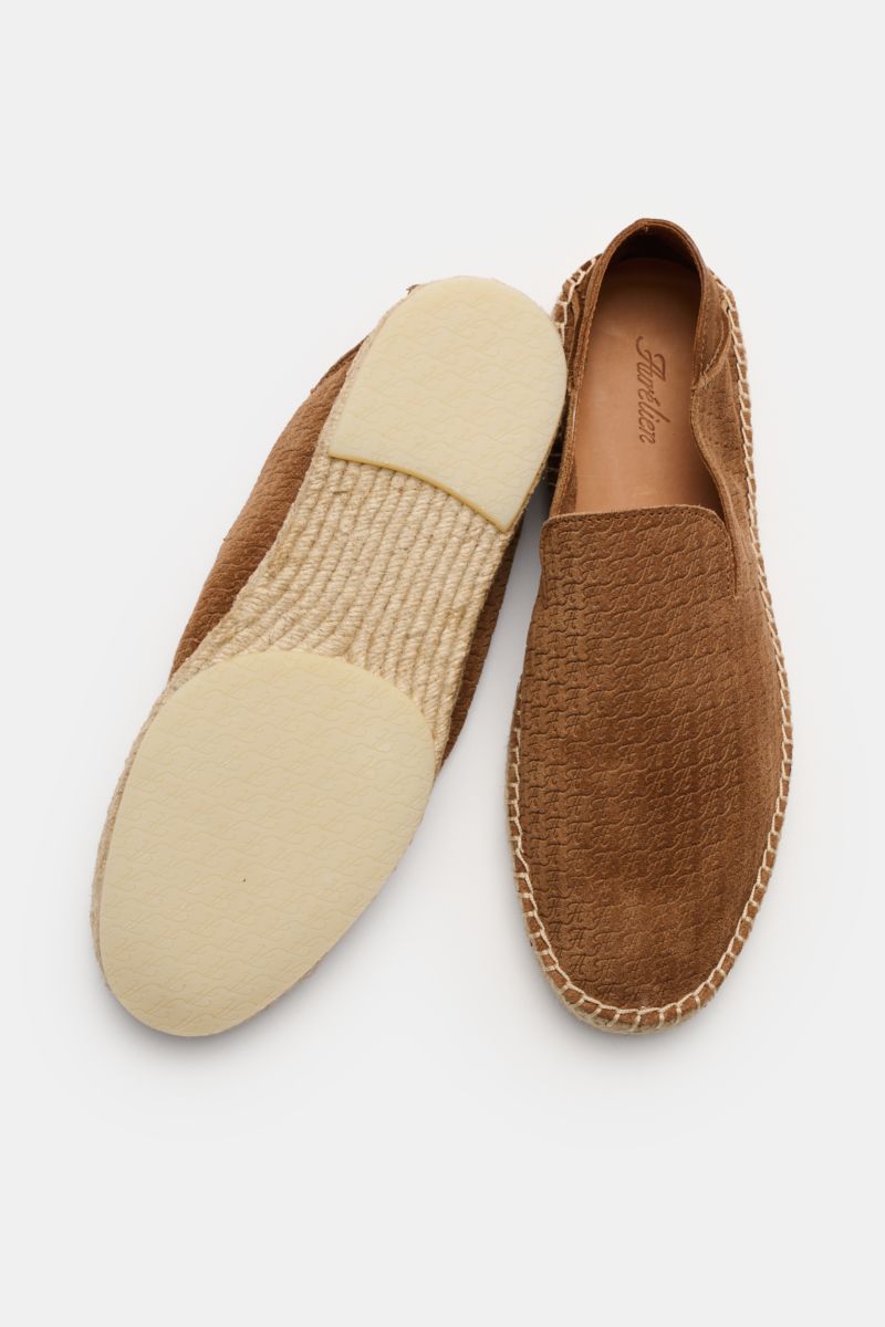 Aurélien Espadrilles 'AUR1' hellbraun aus softem Veloursleder, schmal zulaufend, mit Ziernaht, Umsäumung, Gummisohle, Draufsicht und Sohlenansicht.