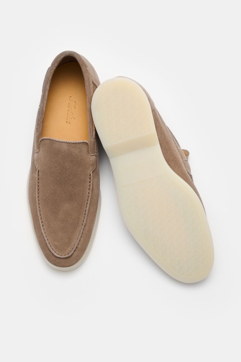 Aurélien Loafer 'Yacht 2.0' graubraun aus Veloursleder, schmal zulaufend, mit handgenähten Nähten, ledernem Innenfutter, flexible Gummisohle, Ansicht von oben.