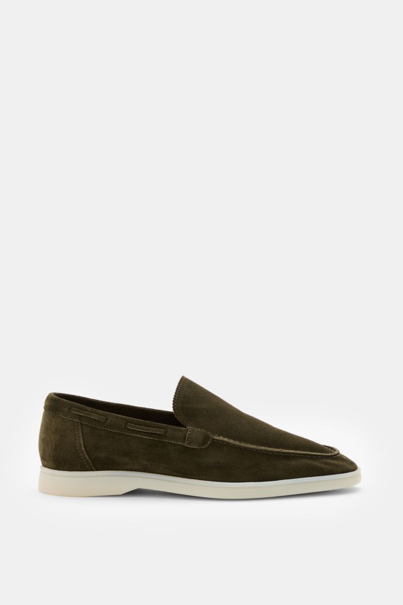 Side view of Aurélien Loafer 'Yacht 2.0' dark olive in smooth suede with narrow silhouette, leather lining, zigzag tongue edge, hand-stitched toe, and flexible rubber sole.