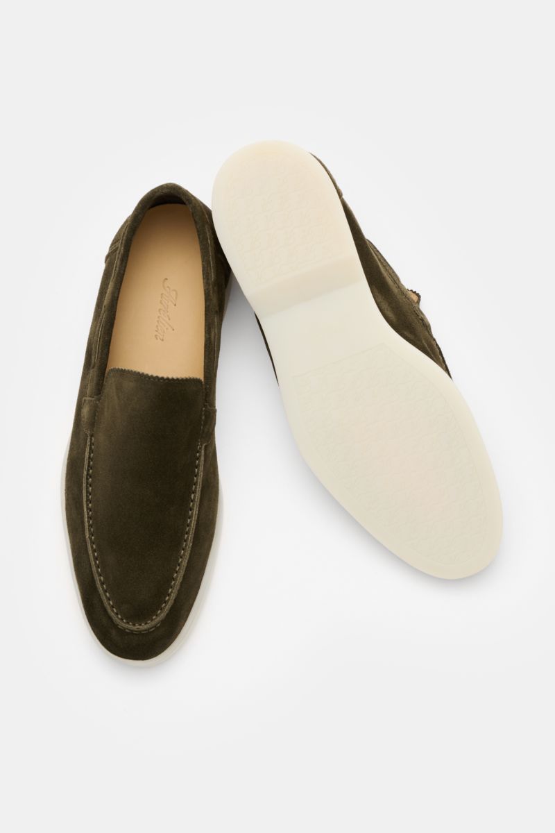 Aurélien Loafer 'Yacht 2.0' dark olive in soft suede, photographed from above showing top and sole, with stitched toe, leather lining, and flexible rubber sole.