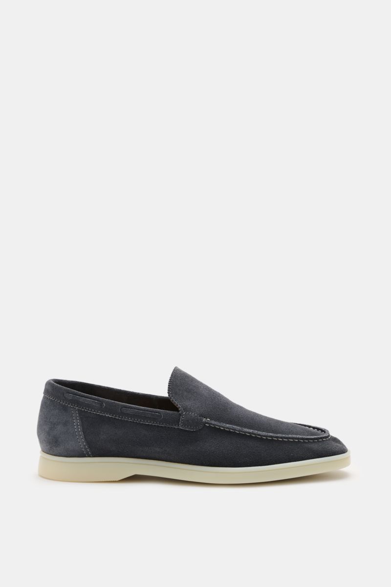 Aurélien Loafer 'Yacht 2.0' graublau, seitliche Ansicht, Veloursleder, schmal zulaufend, Zickzackrand, handgenähte Naht, ledernes Innenfutter, flexible Gummisohle.