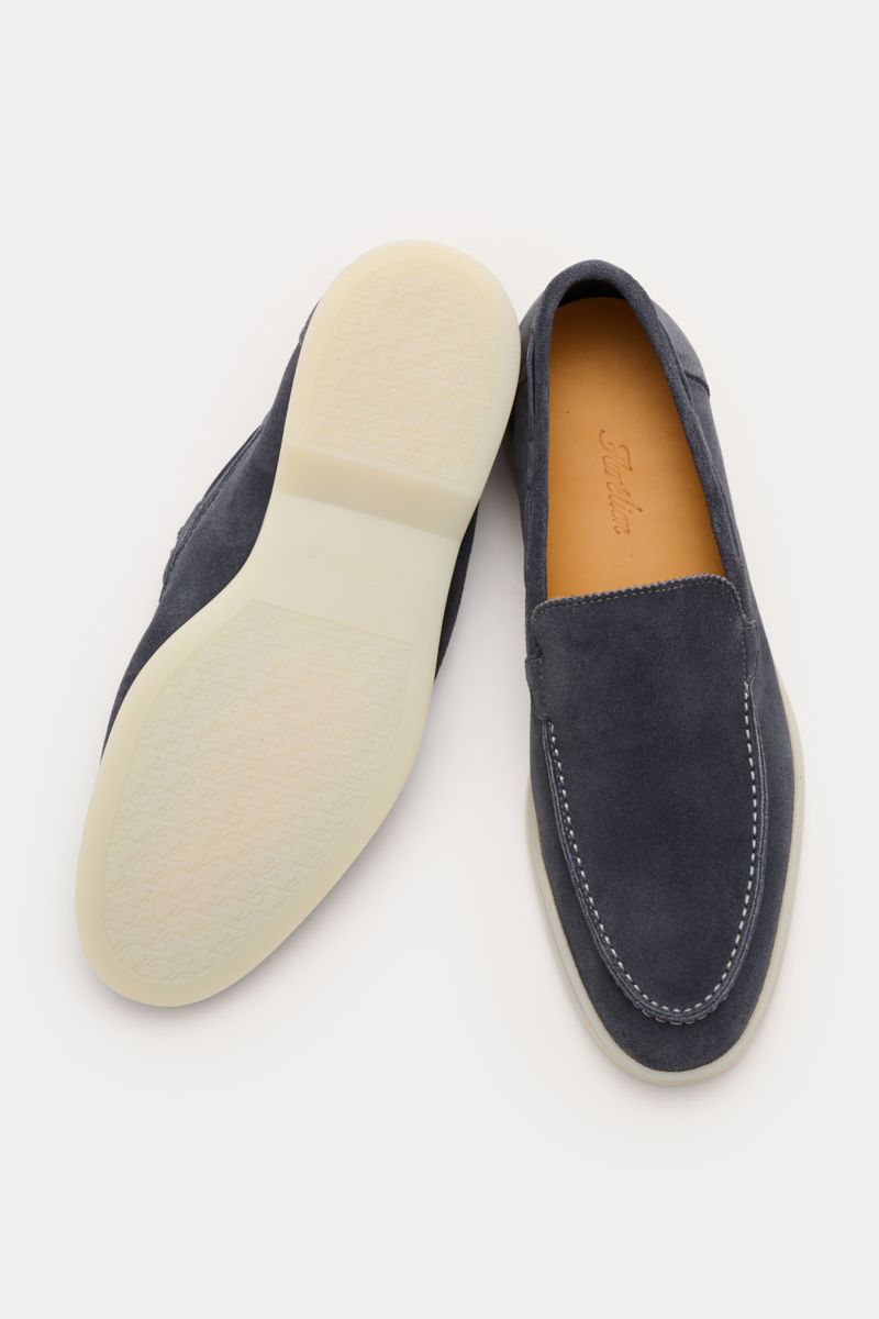Aurélien Loafer 'Yacht 2.0' graublau, aus Veloursleder, schmal zulaufend, mit Zickzackrand, handgenähten Nähten, flexible Gummisohle, Lederfutter, von oben und unten fotografiert.