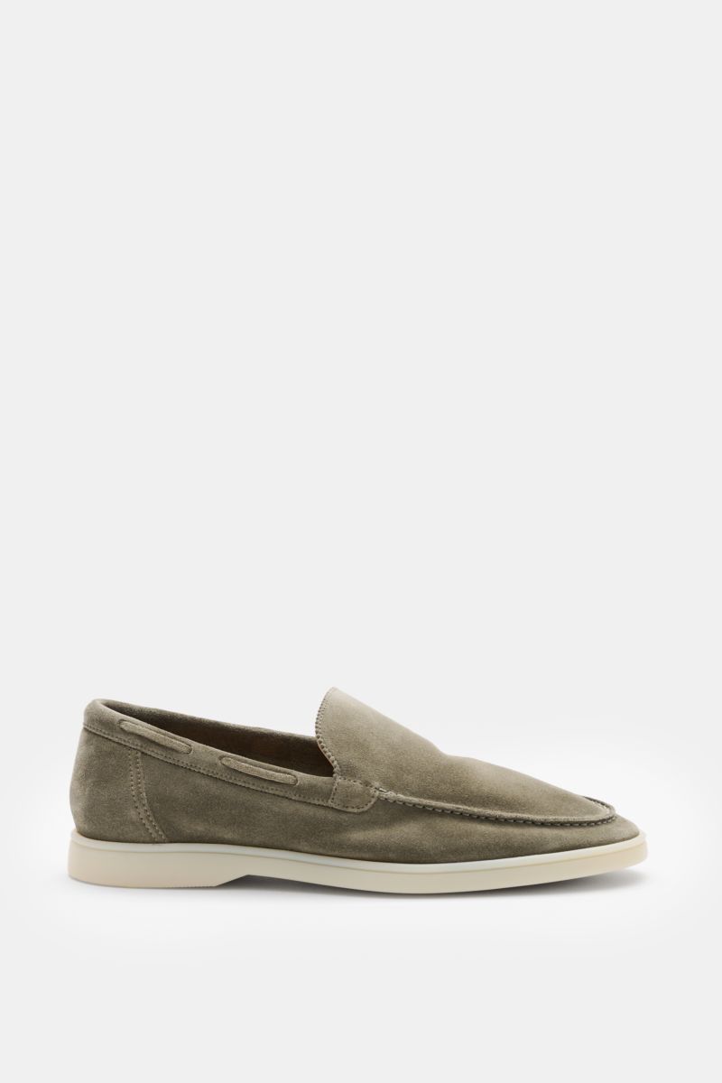 Side view of the Aurélien Loafer 'Yacht 2.0' oliv in smooth olive velour leather, featuring a narrow silhouette, distinctive front cap seam, leather lining, and a flexible rubber sole, showcasing ultimate comfort, breathability, and flexibility with subtl