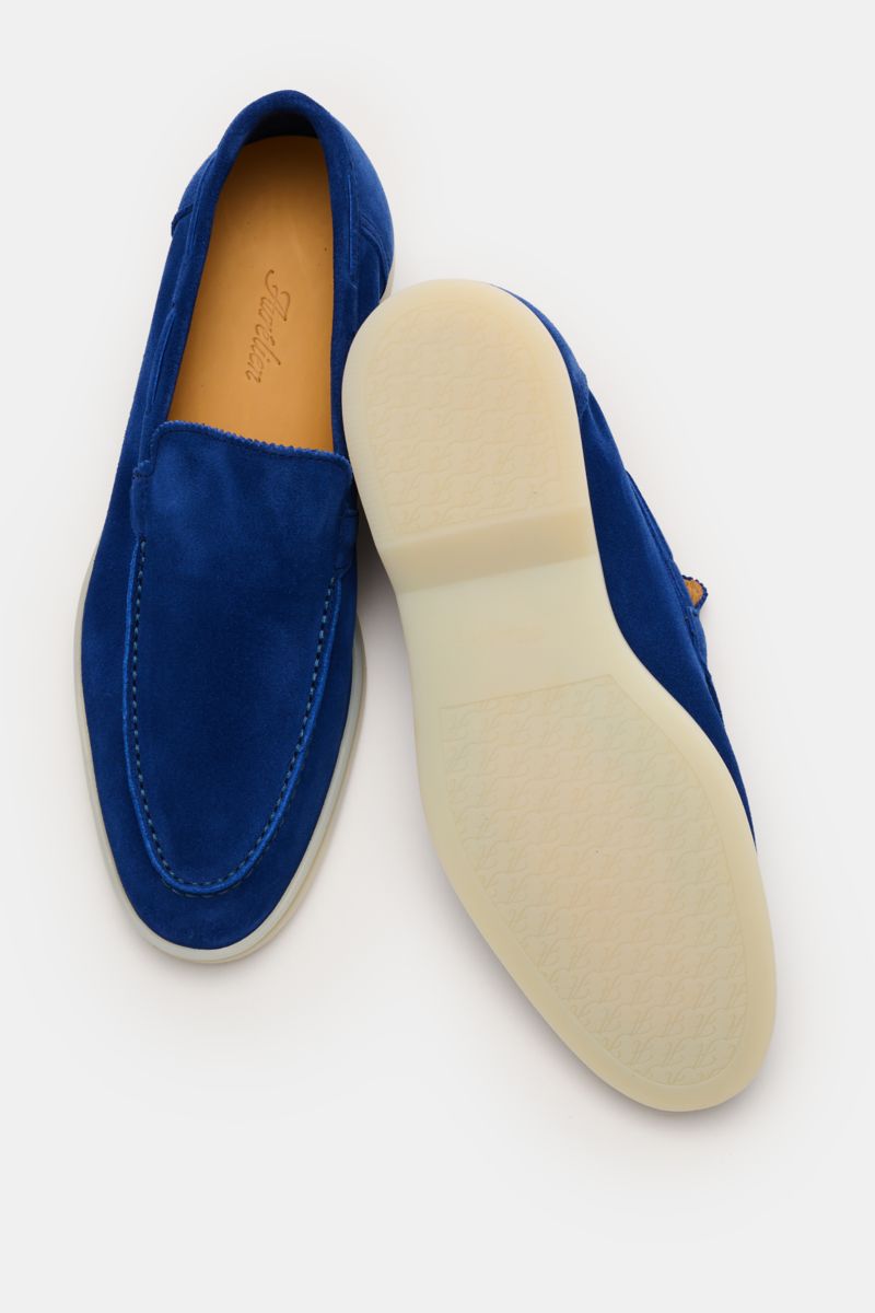 Aurélien Loafer 'Yacht 2.0' blau, aus geschmeidigem Veloursleder, schmal zulaufend, mit Zickzackrand und handgenähten Nähten, Lederfutter, flexible Gummisohle, von oben und unten fotografiert.