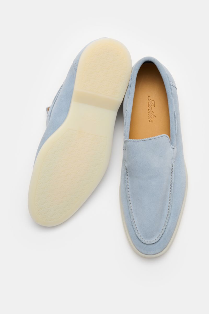 Hellblauer Aurélien Loafer 'Yacht 2.0' aus Veloursleder, handgenähte Naht, schmale Silhouette, ledernes Innenfutter, flexible Gummisohle, von oben fotografiert.