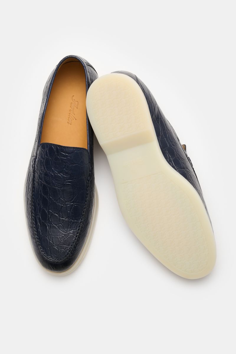 Aurélien Loafer 'Yacht 2.0' navy in schmaler Silhouette, navy Kalbsleder mit Krokodilprägung, Ziernaht, Lederfutter, Gummisohle, von oben fotografiert.