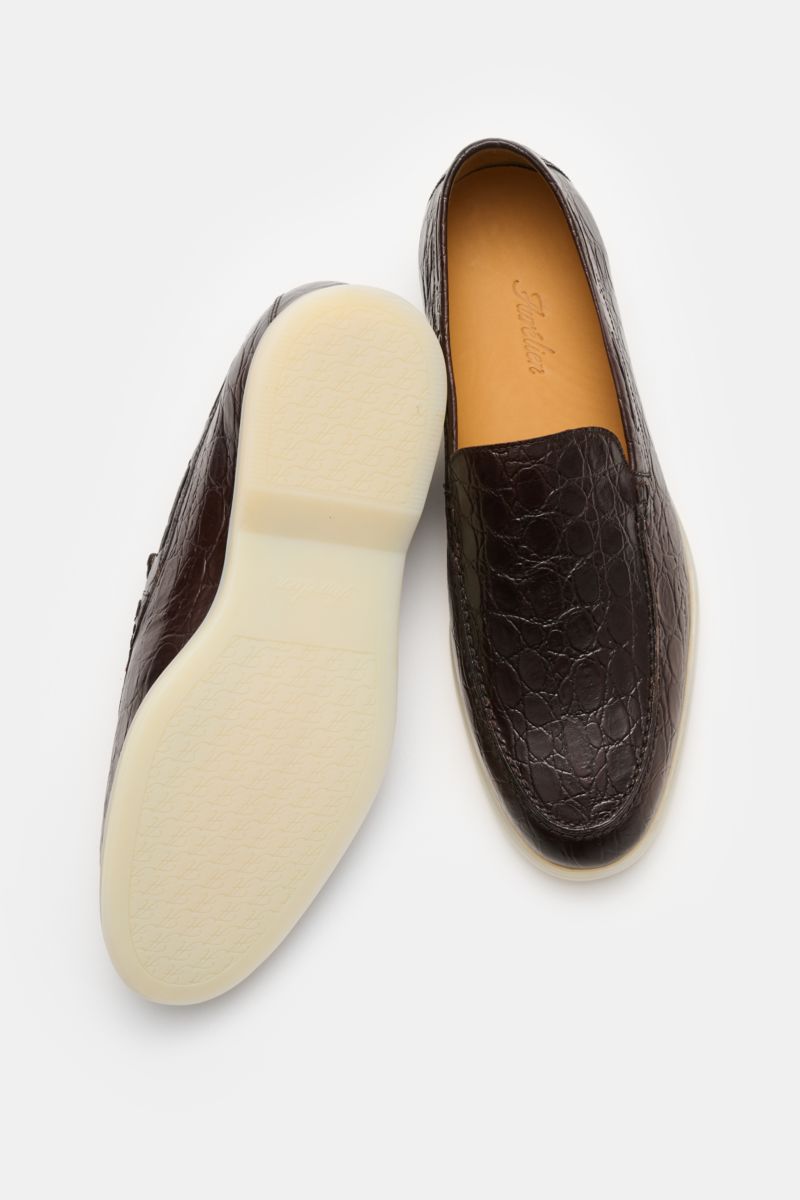 Aurélien Loafer 'Yacht 2.0' dunkelbraun aus poliertem Kalbsleder mit Krokodilprägung, schmaler Silhouette, Ziernaht, ledernem Innenfutter, flexible Gummisohle, von oben und unten fotografiert.