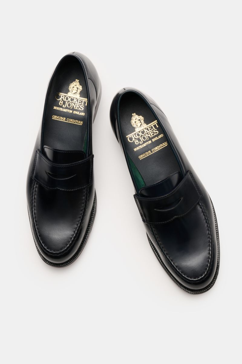 Crockett & Jones Penny Loafer 'Harvard' navy shown from above, elegant polished smooth leather with penny strap, stitching on toe, and leather sole. Elegantes Modell aus Glattleder von CROCKETT & JONES: Mit seinem glänzenden Finish und edler Leders