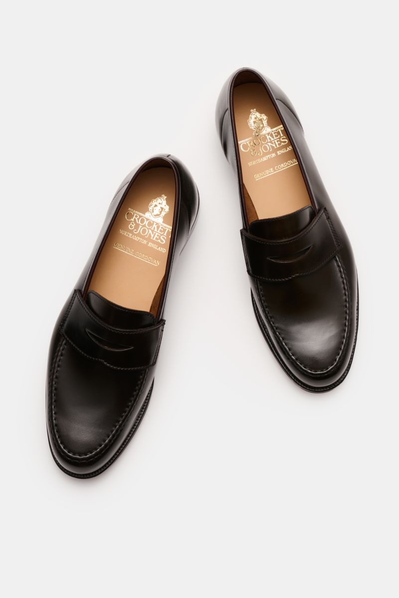 Crockett & Jones Penny Loafer 'Harvard' dunkelbraun aus poliertem Glattleder, schmal zulaufend mit Penny Strap, Steppnaht und Lederlaufsohle, Draufsicht.