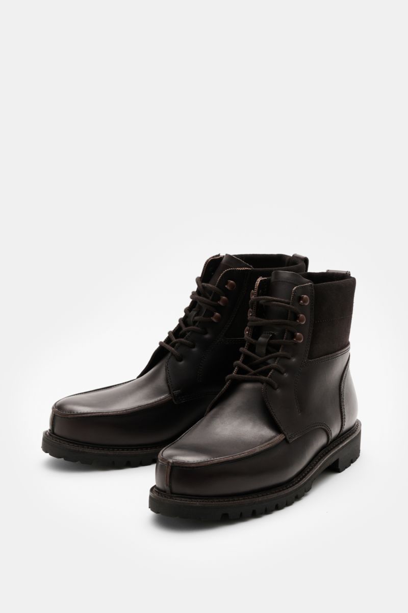 Front angled view of Ludwig Reiter Schnürboot 'Dachstein' braun in dark brown, featuring hand-stitched Veloursleder, water-repellent, with three-hole lacing, padded collar, and rugged rubber sole.