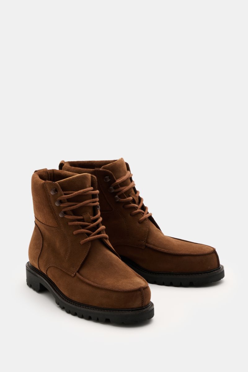 Front-side view of Ludwig Reiter Schnürboot 'Dachstein' braun in brown hydrophobic velour leather, featuring three-hole lacing, padded collar, and rugged rubber sole. 

Description: Für Abenteuer, die vor der Haustür beginnen: Die Schnürboots 'Dachstein' 