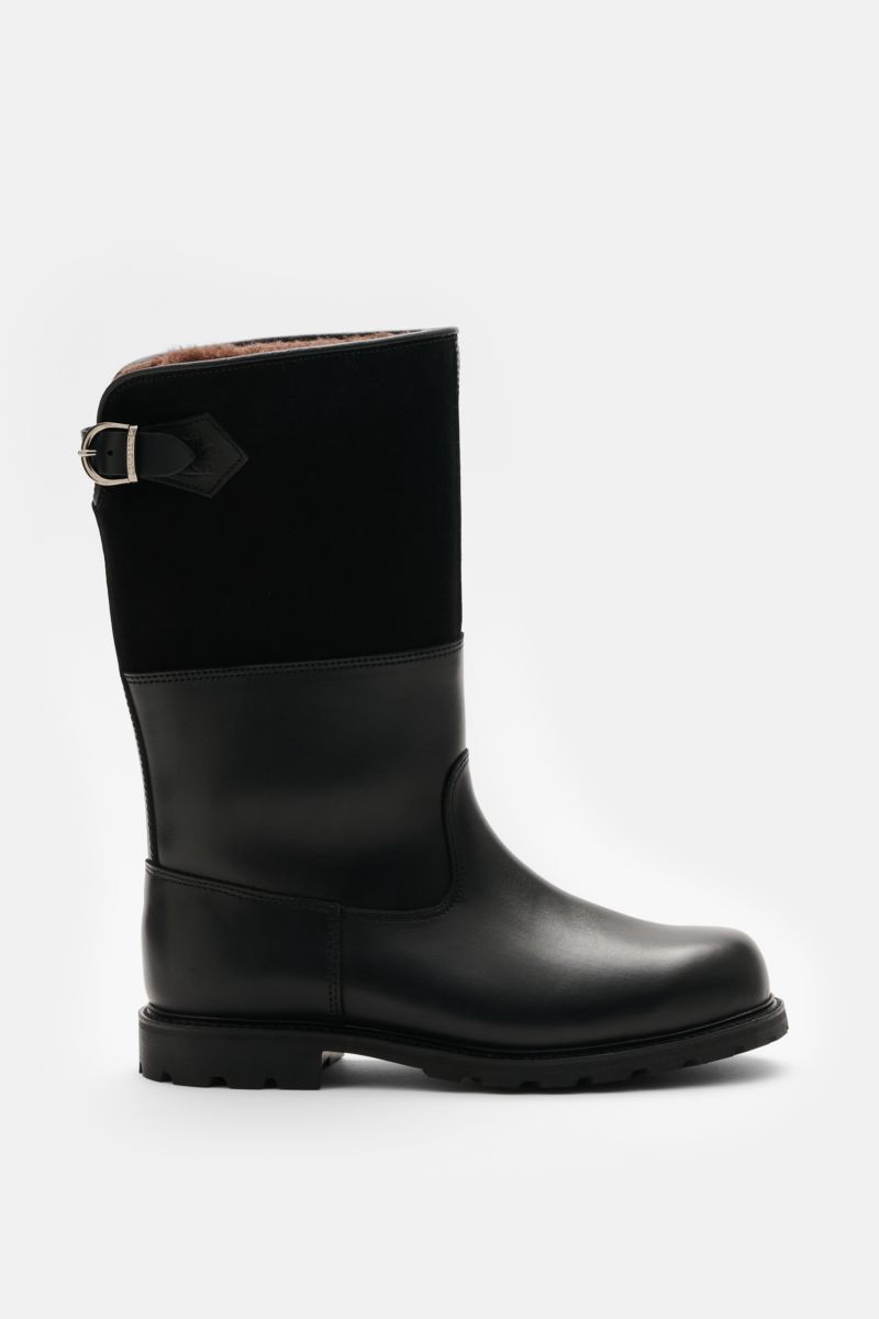 Seitenansicht des Ludwig Reiter Boot schwarz/dunkelgrau meliert mit Juchtenleder, Filzschaft, Lammfellfutter, runder Vorderkappe und Dornschließe.