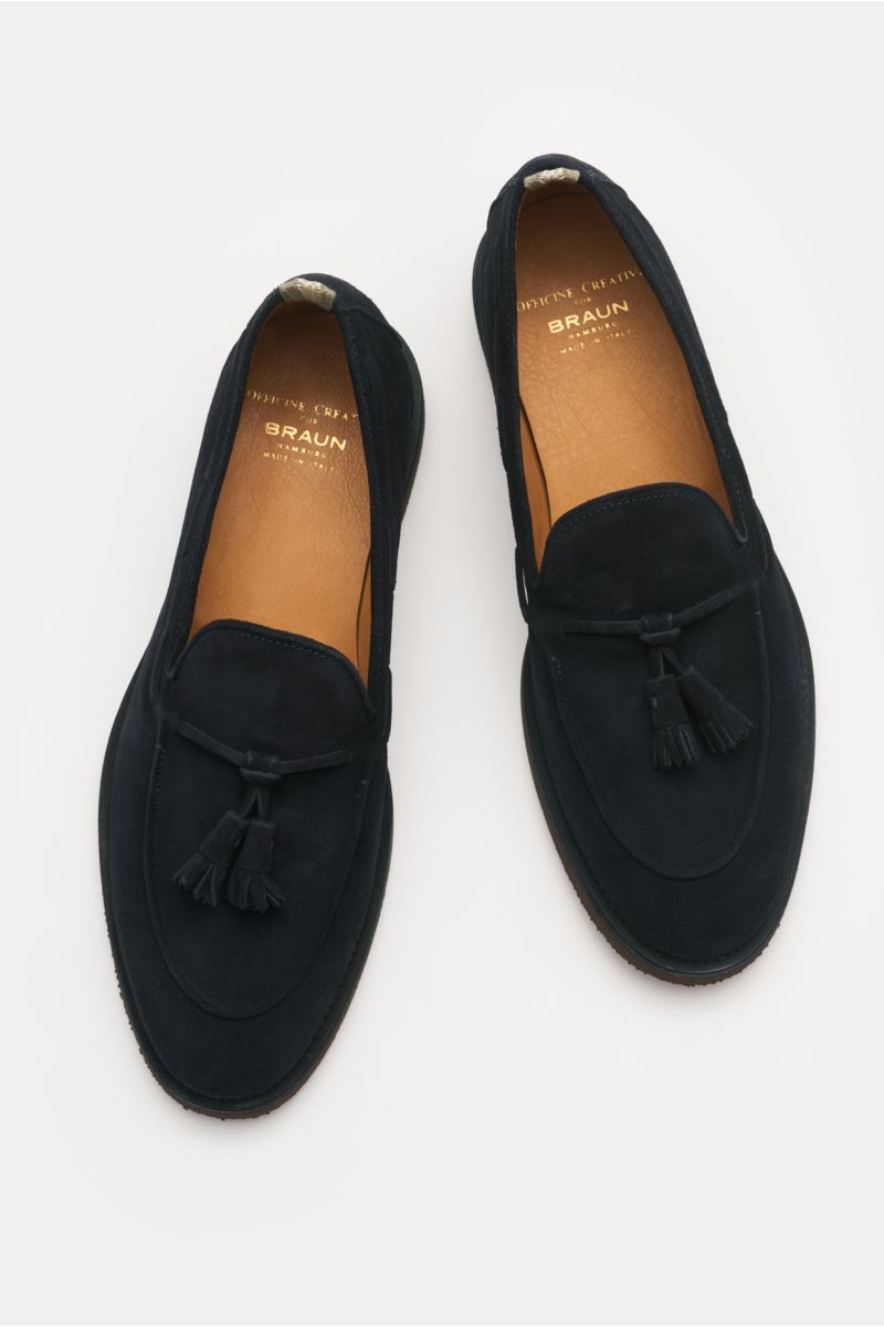 Top-down view of Officine Creative Tassel Loafer 'Opera Flexi 106' navy in soft velour leather with tassel detail, smooth processing, slim silhouette, Goodyear welt, grosgrain pull loop, leather lining, and natural rubber sole for comfort. Stilvoll Schrit