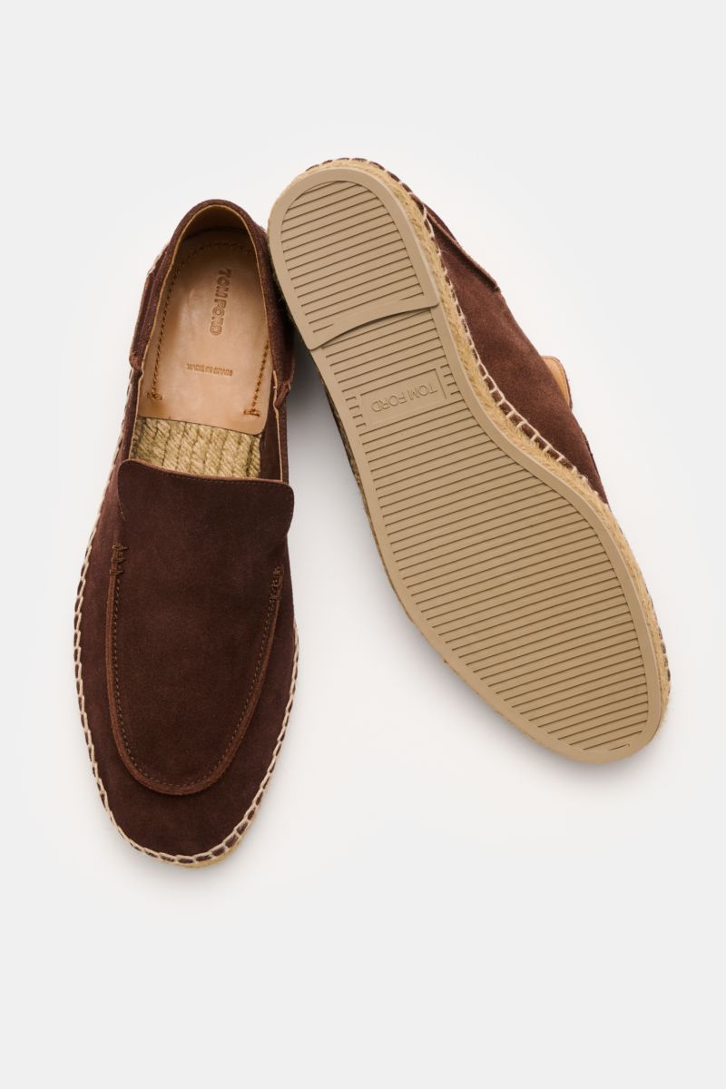 Top-down view of Tom Ford Espadrilles dunkelbraun in soft dark brown velour leather, showing decorative stitching on the toe cap, espadrille-style edging, leather lining, and flexible rubber sole, ideal for summer comfort. Ideal für den Sommerurlaub: M