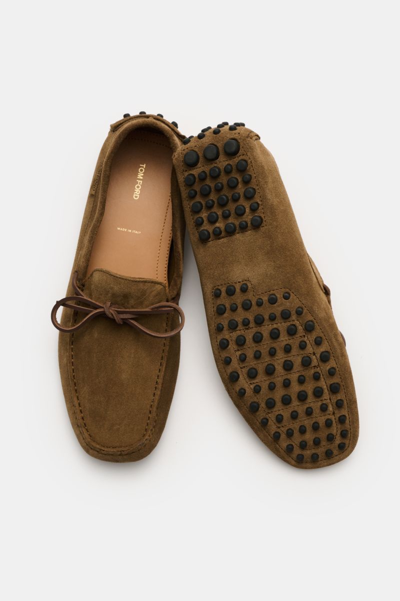 Top view of Tom Ford Loafer braun in soft brown velour leather with square silhouette, leather bow, and rubber nubs on sole and heel.

Mit diesem modernen Loafer im Mokassin-Stil aus feinstem Veloursleder mit Schleife und praktischer Noppensohle von TO