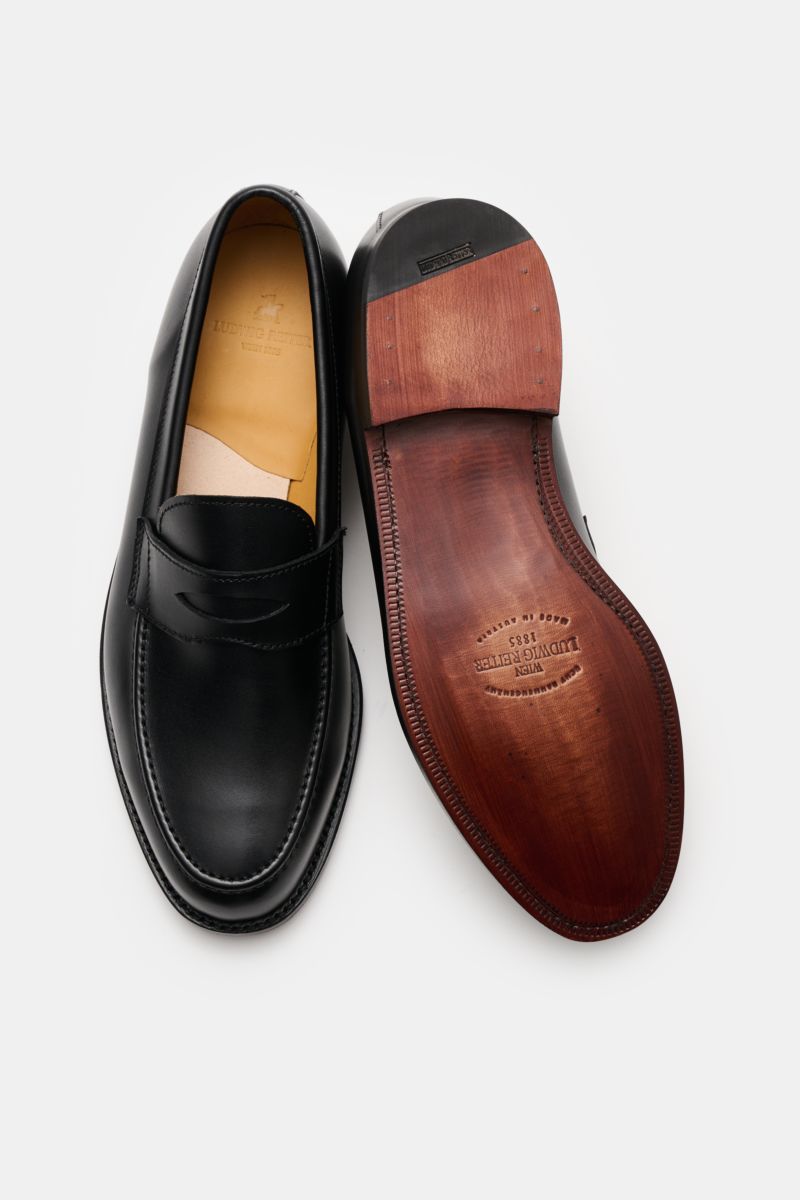 Ludwig Reiter Penny Loafer schwarz aus edlem Glattleder, schmal zulaufend, mit Penny Strap, Steppnaht, Lederfutter, Goodyear-Naht, Lederlaufsohle, Kautschukabsatz, Draufsicht.
