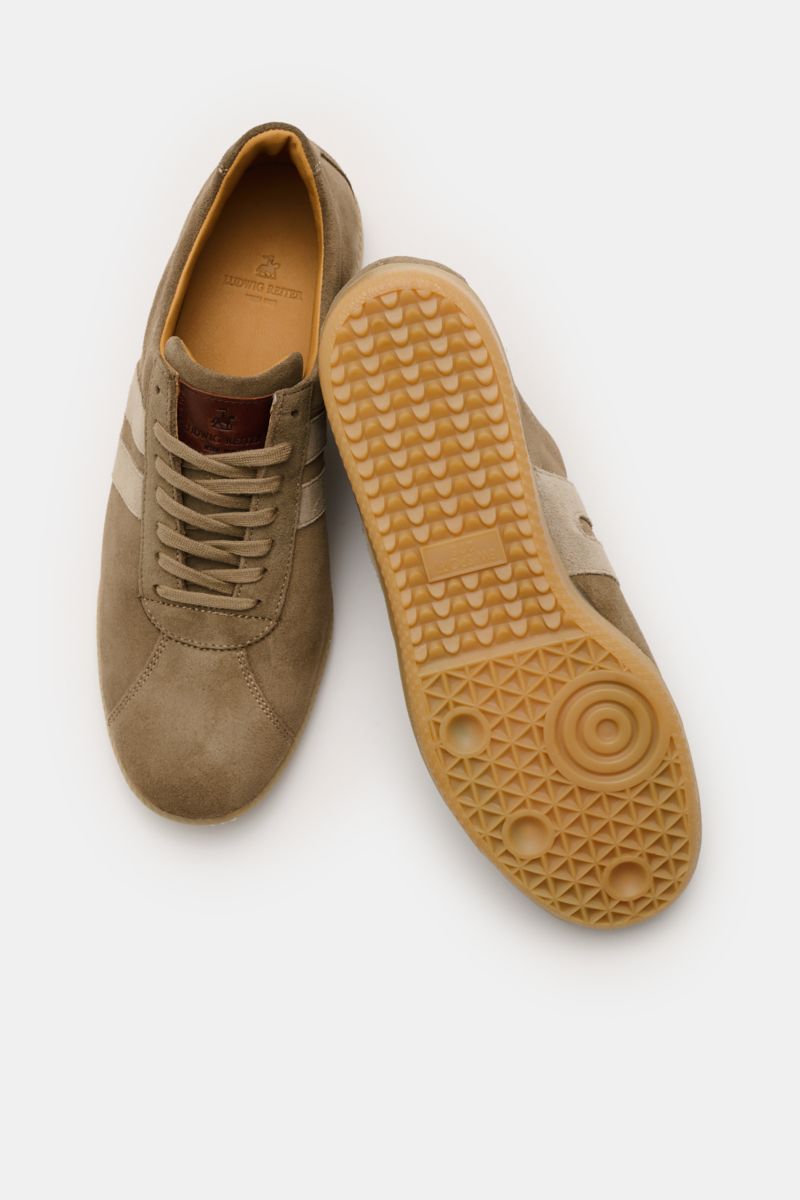 Ludwig Reiter Sneaker 'Trainer' taupe aus feinem Veloursleder, schmal zulaufend, sieben-Loch-Schnürung, Lederpatch, hohem Schaftrand, kontrastfarbigen Overlays, ledernem Innenfutter, Kautschuksohle, von oben fotografiert.