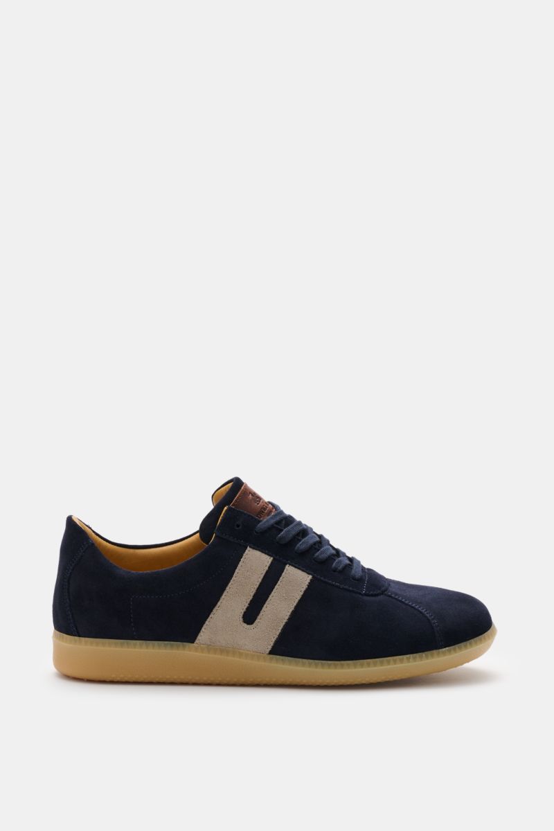 Ludwig Reiter Sneaker 'Trainer' navy/beige aus feinem Veloursleder, seitliche Ansicht mit sieben-Loch-Schnürung und Kautschuksohle.