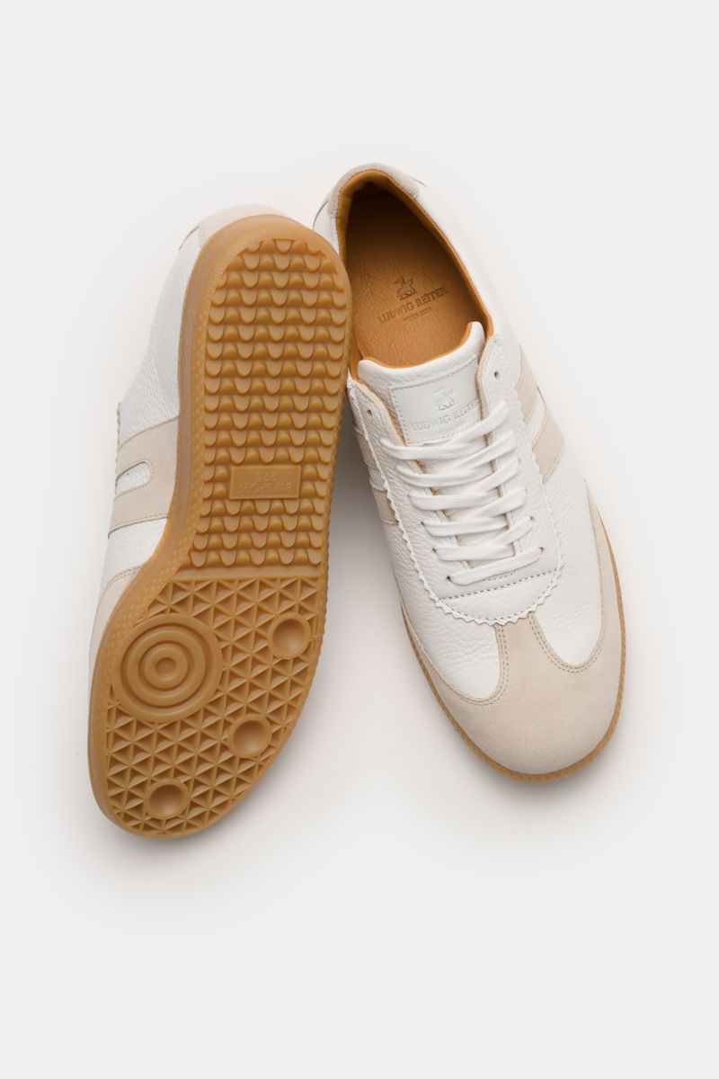 Ludwig Reiter Sneaker 'Sprinter' offwhite/sand aus fein genarbtem Kalbsleder mit Velours-Overlays, Kautschuksohle, Sieben-Loch-Schnürung, von oben fotografiert.