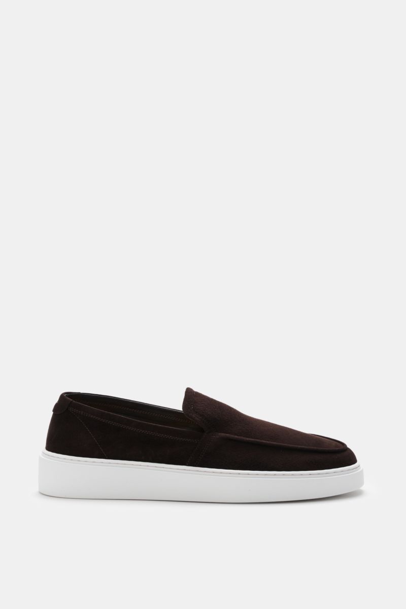 Fabiano Ricci Loafer dunkelbraun shown from side view, puristic design in soft dark brown velour leather, slim silhouette, matte white flexible rubber sole.