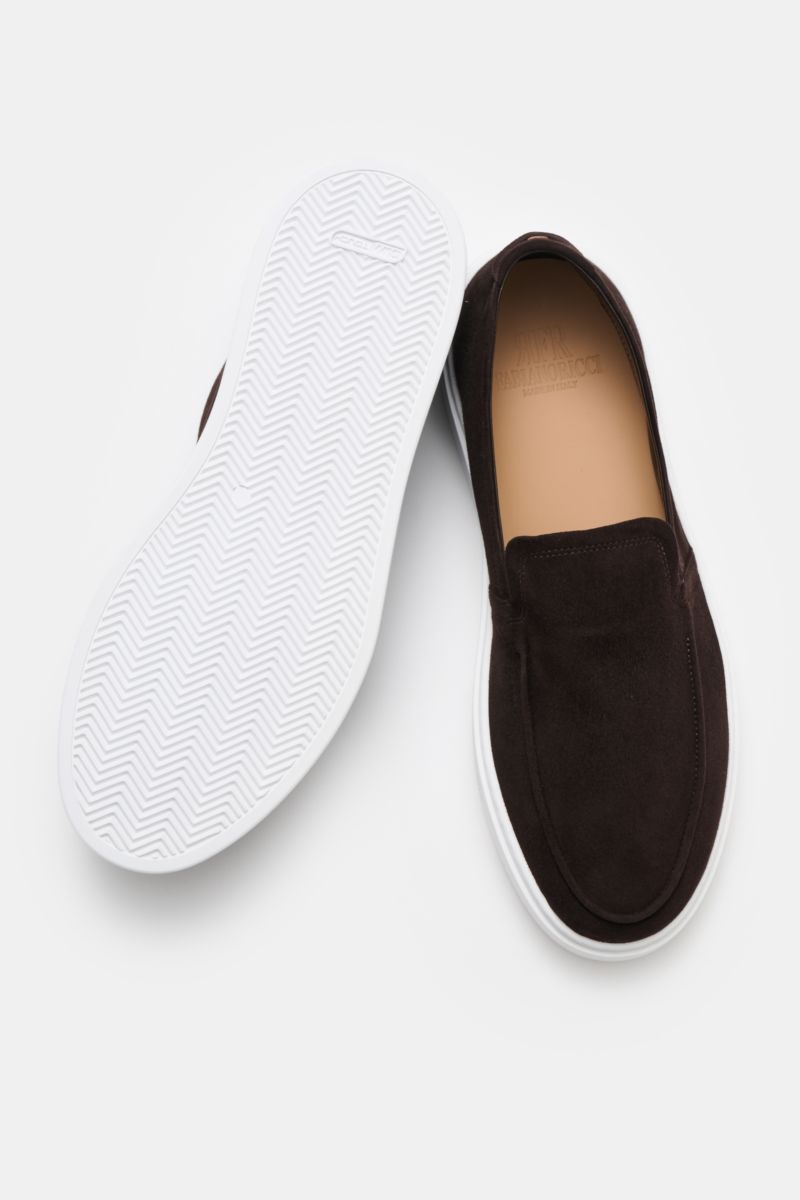 Top and sole view of Fabiano Ricci Loafer dunkelbraun in dark brown soft velour leather with white flexible rubber sole, slim silhouette, and fine stitching.

Description incorporated: Puristisch, leicht und mit spürbarem Luxus: Dieser Loafer von FABIANO 