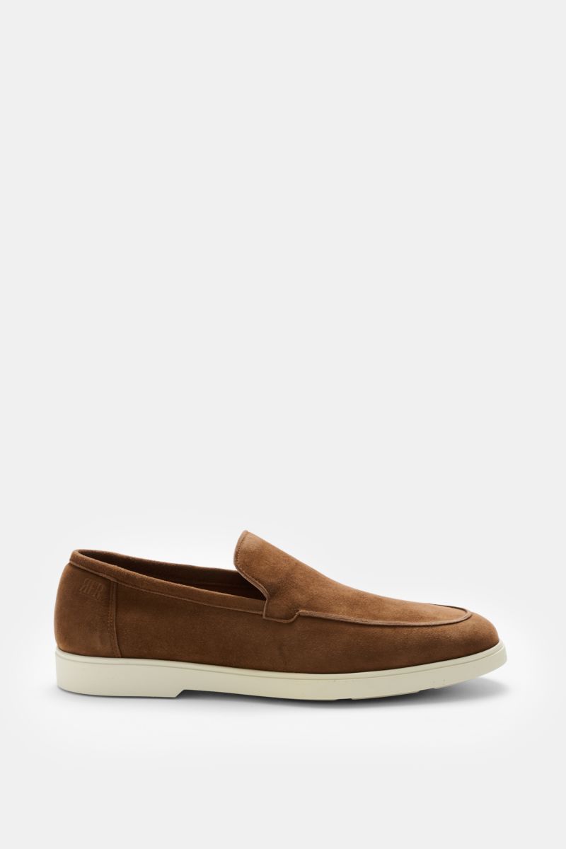 Fabiano Ricci Loafer 'Reverse' hellbraun aus edlem Veloursleder seitlich fotografiert, mit schmal zulaufender Silhouette, Naht auf der Vorderkappe, Lederfutter und flexibler Gummisohle.