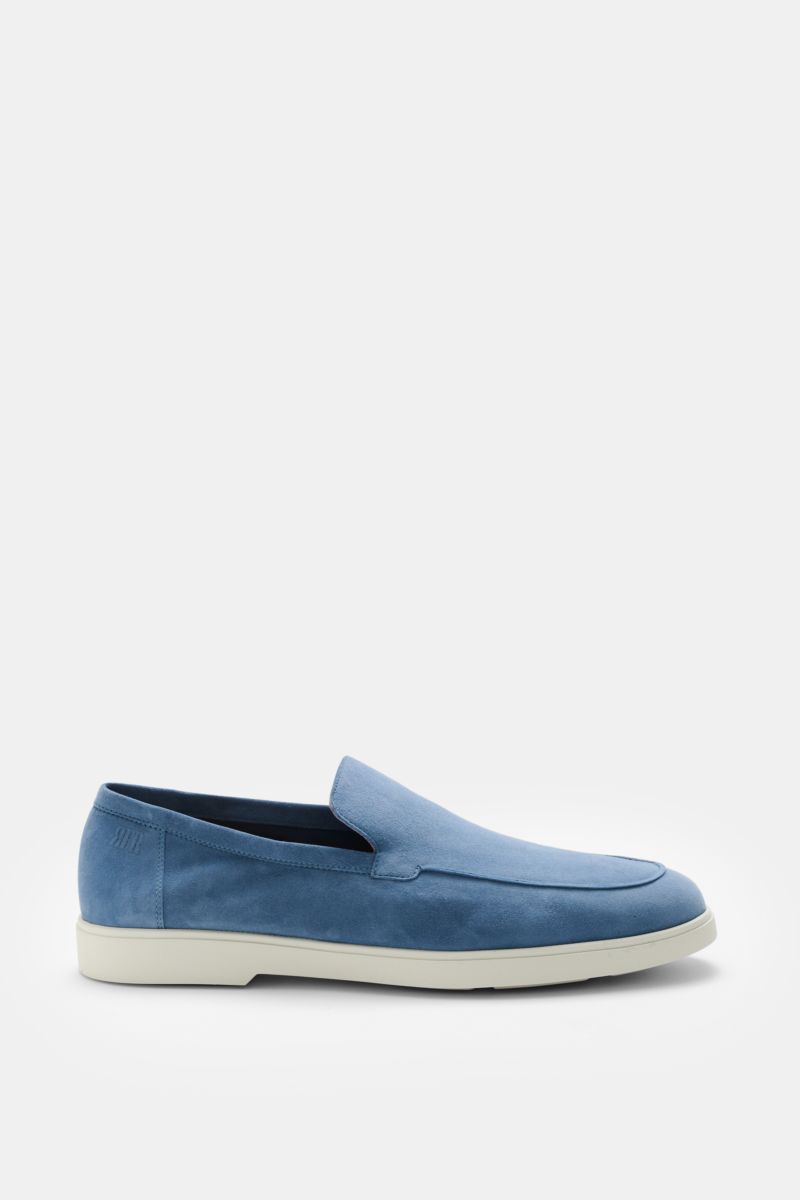 Fabiano Ricci Loafer 'Reverse' rauchblau aus edlem Veloursleder mit schmaler Silhouette, Naht auf Vorderkappe, Lederfutter, flexibler Gummisohle, Seitenansicht.