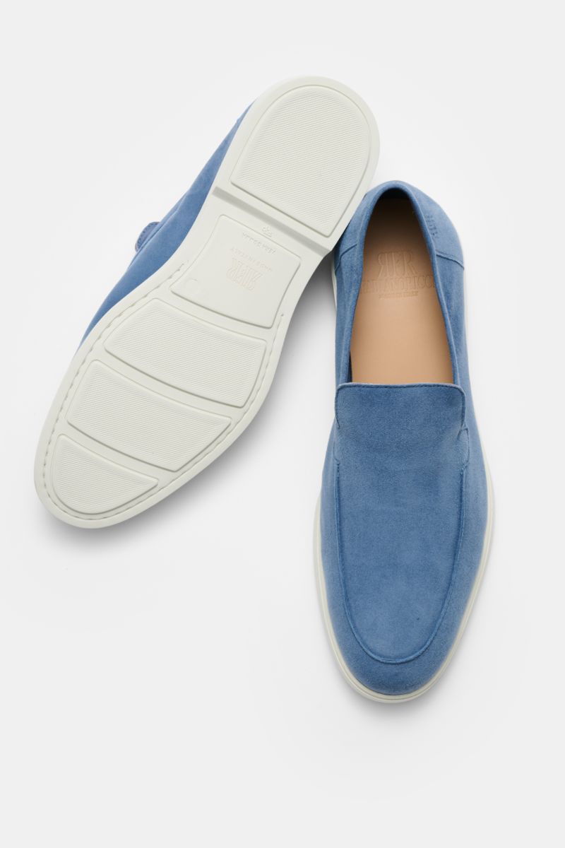 Fabiano Ricci Loafer 'Reverse' rauchblau aus edlem Veloursleder, schmal zulaufend mit Naht, flexible Gummisohle, Lederfutter, Draufsicht und Sohle.