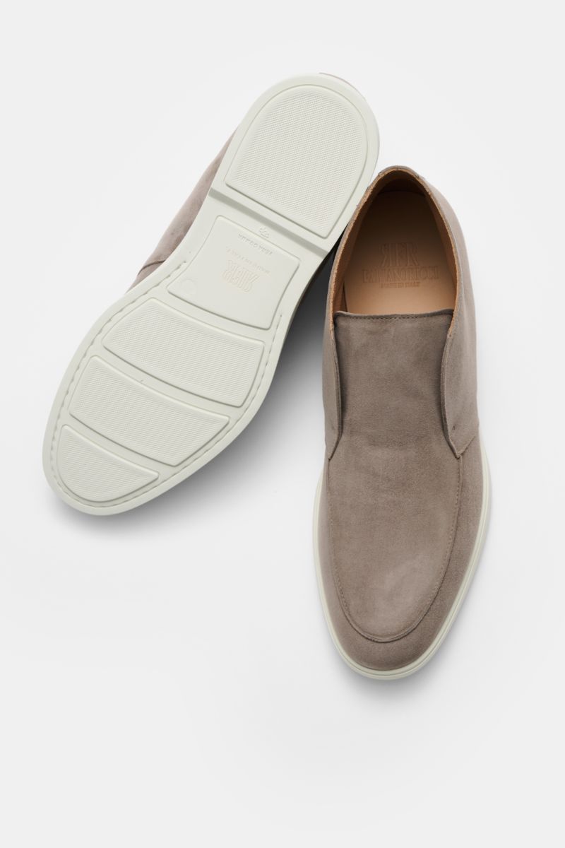 Top view of the Fabiano Ricci Desert Boot 'Reverse' taupe showing the suede upper and white rubber sole with a slightly tapered silhouette.

Description: Perfekt für die Übergangszeit: Der Desert Boot von FABIANO RICCI aus feinem Veloursleder verbindet