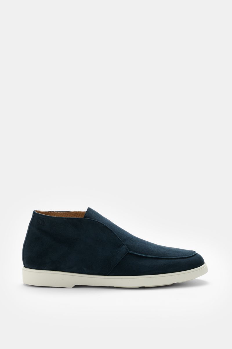 Side view of Fabiano Ricci Desert Boot 'Reverse' navy in fine navy velour leather with slightly tapered silhouette, front cap seam, leather lining, and flexible white rubber sole, perfect for transitional seasons.