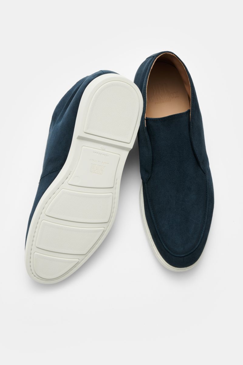 Top and sole view of Fabiano Ricci Desert Boot 'Reverse' navy in fine navy suede with white flexible rubber sole, slim silhouette, and leather lining.

Perfekt für die Übergangszeit: Der Desert Boot von FABIANO RICCI aus feinem Veloursleder verbindet s