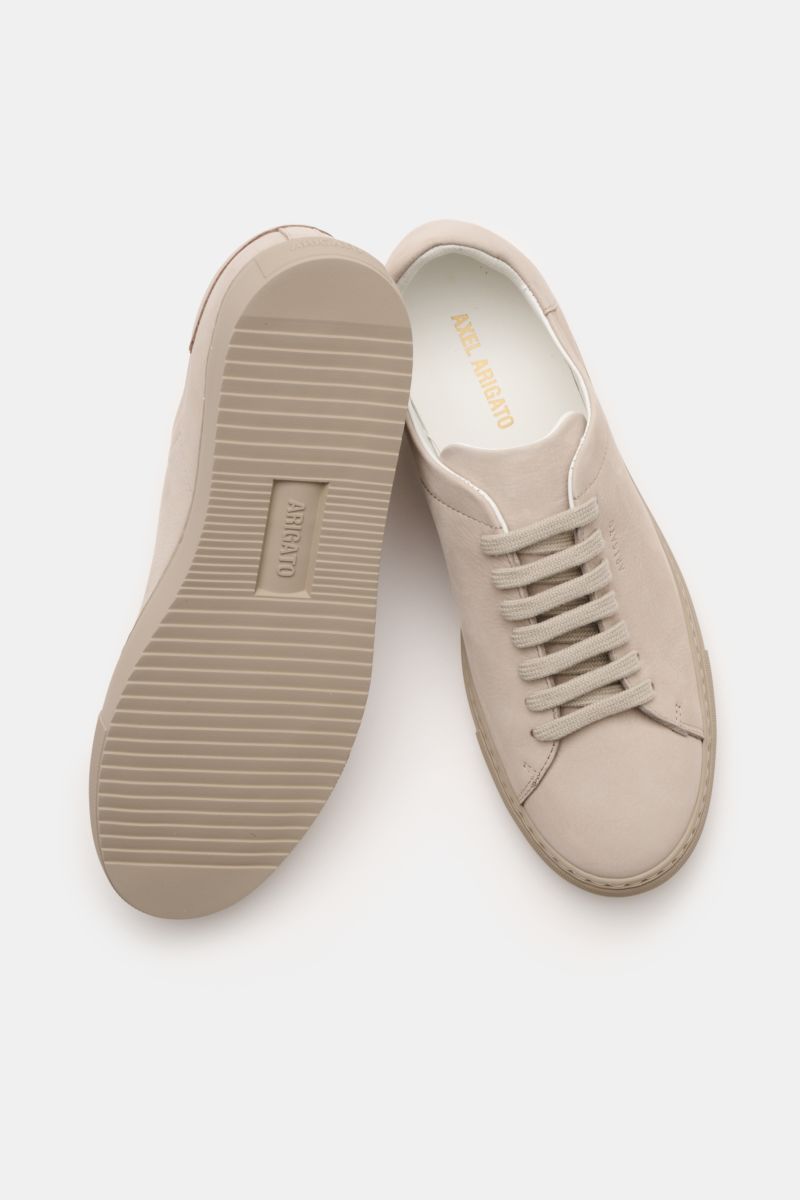 Top view of Axel Arigato Sneaker 'Clean 90' beige in minimalistic velour leather with seven-hole lacing, round toe, padded collar, and flexible sole.

Description: Bei diesem zurückhaltenden Sneaker von AXEL ARIGATO handelt es sich um das minimalistisc