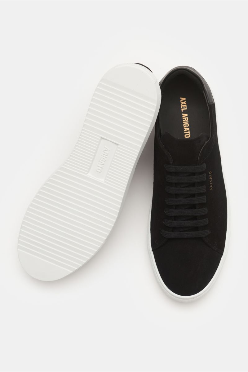 Axel Arigato Sneaker 'Clean 90 Suede' schwarz, oben liegend, aus Veloursleder mit runder Vorderkappe, Sieben-Loch-Schnürung, Lederfutter, weißer Gummisohle.