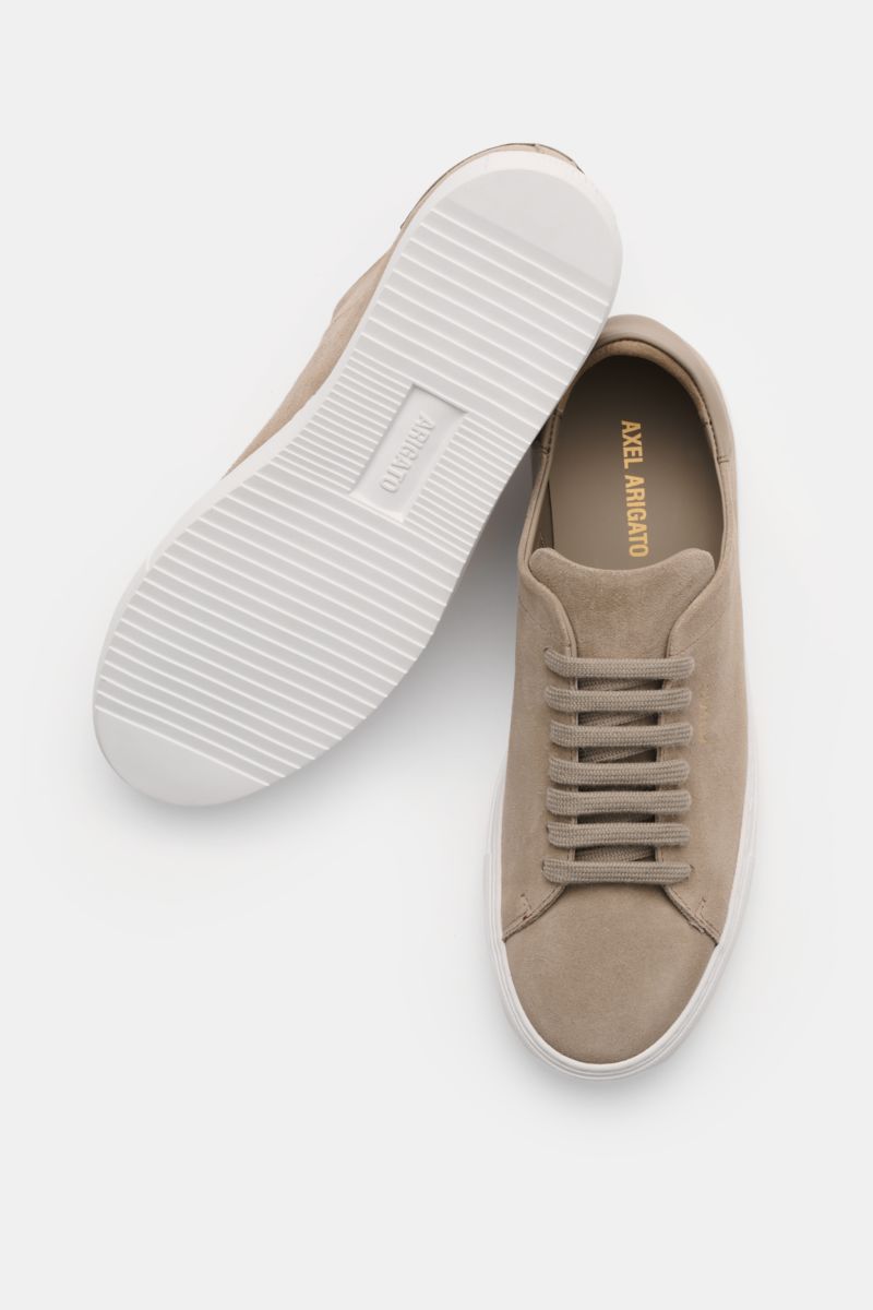 Axel Arigato Sneaker 'Clean 90' taupe shown from top and sole view, minimalistic taupe suede leather with round toe, seven-eyelet lacing, gold label embossing, padded collar, leather lining, and flexible white rubber sole. Bei diesem zurückhaltenden Sn