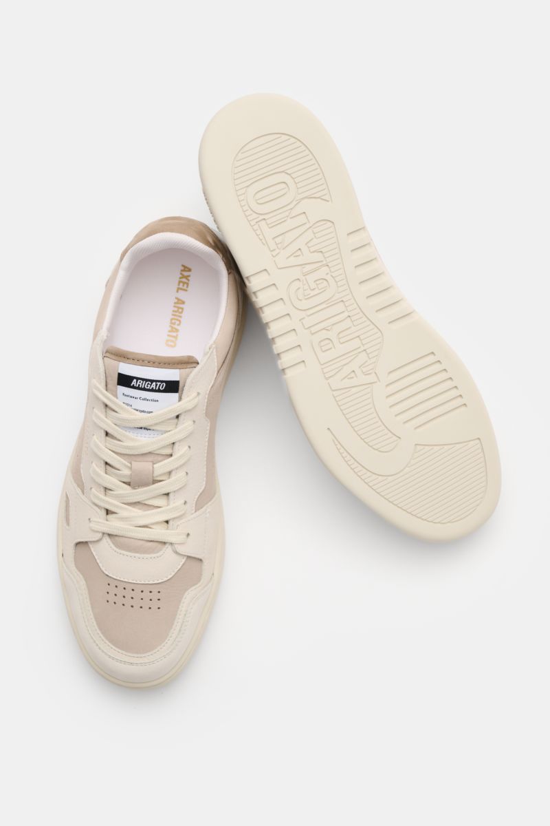 Axel Arigato Sneaker 'Dice Lo' taupe/creme shown from a top and sole view, featuring hochwertiges Nubukleder, Overlays aus Glattleder, runde Vorderkappe mit Perforierungen, Sechs-Loch-Schnürung, Lasche mit Weblabel, goldfarbene Label-Prägung, gepolsterter