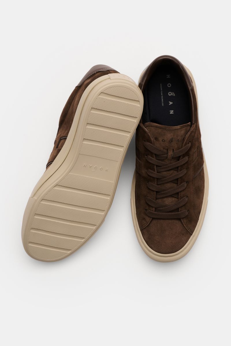 Hogan Sneaker 'Cool' dunkelblau/creme shown from top and sole view, featuring softes Veloursleder, aufgesetzte Flügelkappe, Sechs-Loch-Schnürung, Schuhlasche mit Logo-Print, hoher gepolsterter Schaftrand, Markeninitial in H-Form aus Nappaleder, Innenfutte