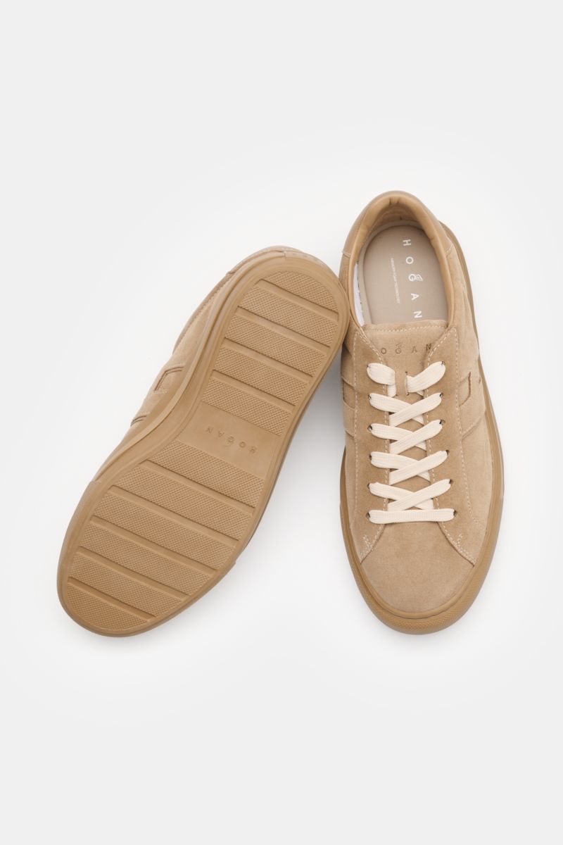 Hogan Sneaker 'Allacciato' beige aus softem Veloursleder, Sechs-Loch-Schnürung, Logo-Print auf der Lasche, hoher gepolsterter Schaftrand, H-Form Markeninitial, Innenfutter aus Leder/Textil, Memory Foam Fußbett, flexible Gummisohle, Draufsicht und seitlich