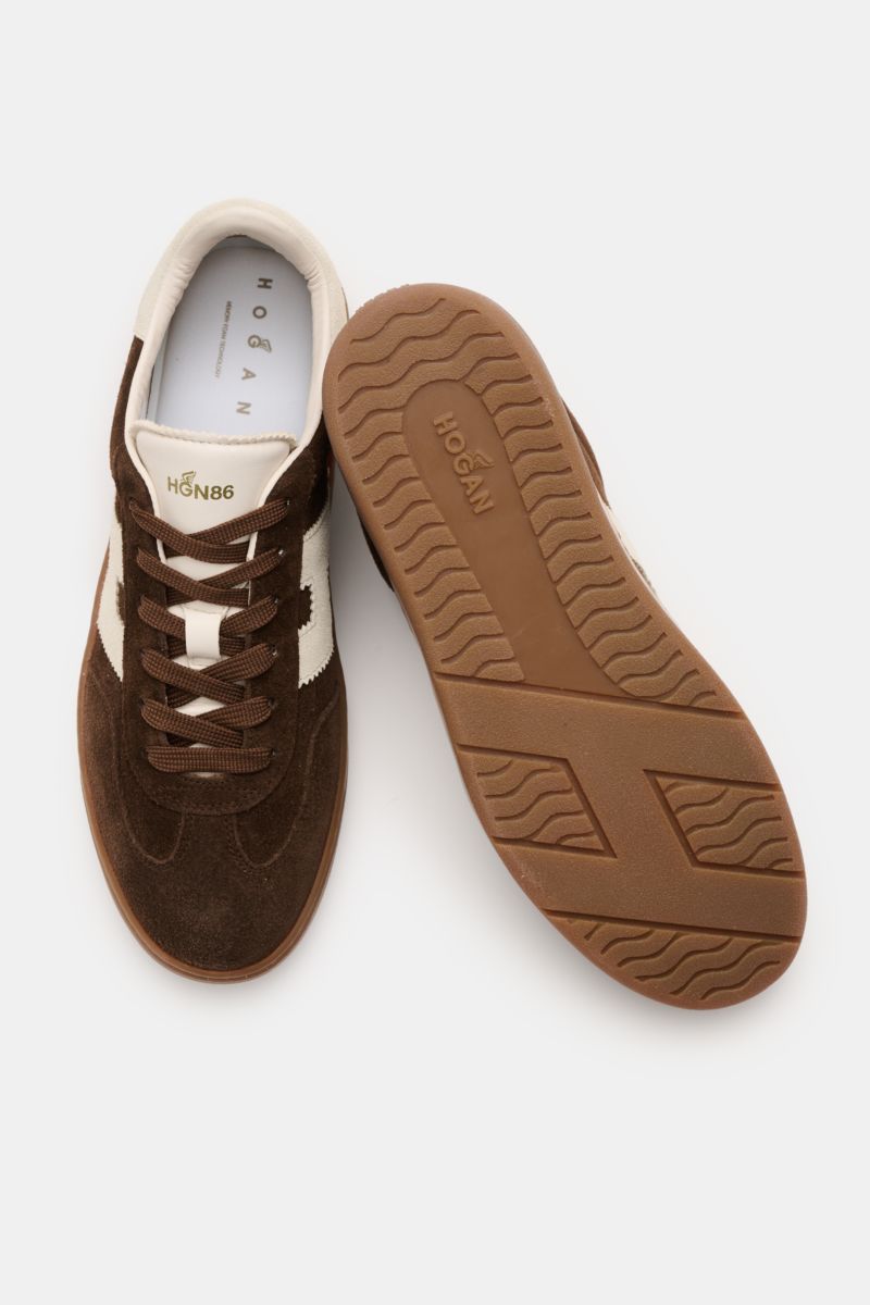 Hogan Sneaker 'Cool' dunkelbraun shown from above with one shoe sole visible, made of fine brown suede with white H-shaped overlay and brown laces. Retro-Design trifft Komfort: Der Sneaker 'Cool' mit dem markentypischen H-förmigen Overlay von HOGAN aus